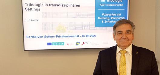 Herr Franek präsentiert das Thema Tribologie - Credits: Suttneruni Diana Lettner