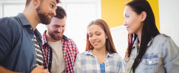 Eine Gruppe von Studenten an der Suttneruni. Copyright: shutterstock.com/ wavebreakmedia