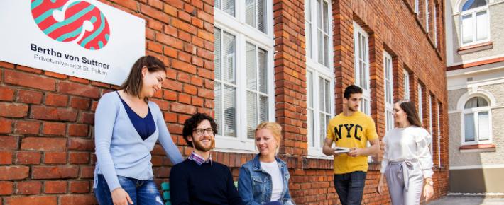 Eine Gruppe von Studenten an der Suttneruni. Copyright: Christian Ariel Herdia