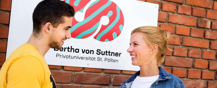 Eine Gruppe von Studenten an der Suttneruni. Copyright: Christian Ariel Herdia