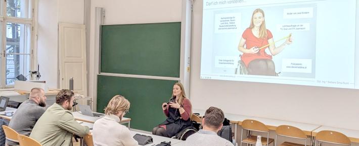 Raum mit Studierenden Raum mit Studierenden
